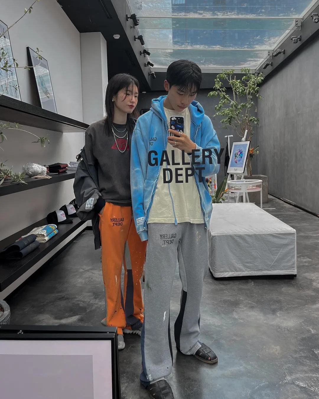 GALLERY DEPT. SUN FADED ENGLISH LOGO ZIP UP/BLUE Sun-washed blue water ripple English zipper hoodie Washed blue S-XL Ready-to-wear dyeing Hand-sewn heavy-weight horsetail fading Super-heavy washing Hand-hanging holes Bones frayed and whitened Mold customization with G LOGO zipper Correct accessories!